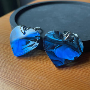 Petites boucles d'oreilles coeurs pendantes en acrylique marbrée bleue, blanche, noire et transparente