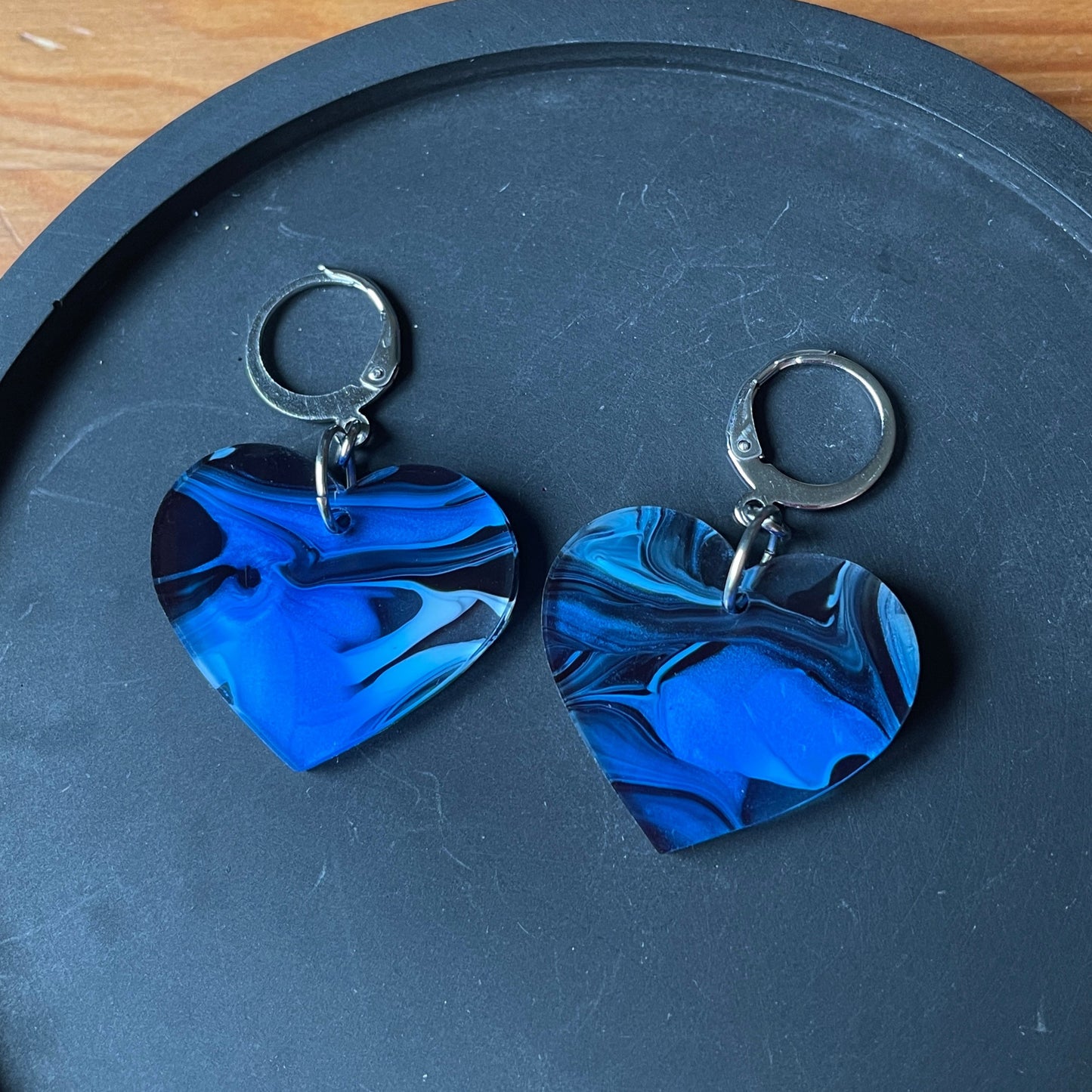 Petites boucles d'oreilles coeurs pendantes en acrylique marbrée bleue, blanche, noire et transparente