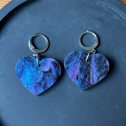 Petites boucles d'oreilles coeurs pendantes en acrylique marbrée galactique noire et violette à paillettes
