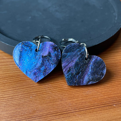 Petites boucles d'oreilles coeurs pendantes en acrylique marbrée galactique noire et violette à paillettes