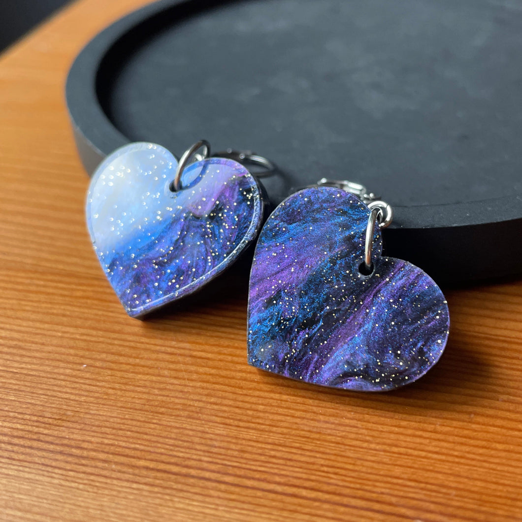 Petites boucles d'oreilles coeurs pendantes en acrylique marbrée galactique noire et violette à paillettes