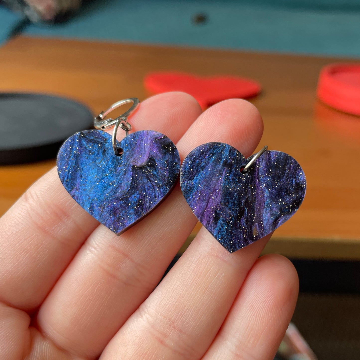 Petites boucles d'oreilles coeurs pendantes en acrylique marbrée galactique noire et violette à paillettes