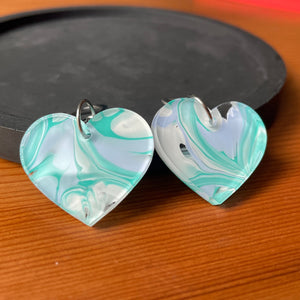 Petites boucles d'oreilles coeurs pendantes en acrylique marbrée bleue, verte et blanche