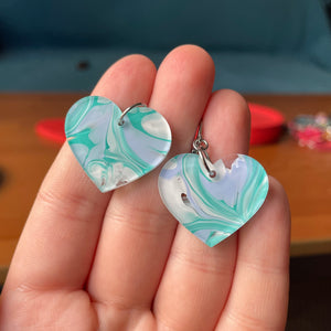 Petites boucles d'oreilles coeurs pendantes en acrylique marbrée bleue, verte et blanche
