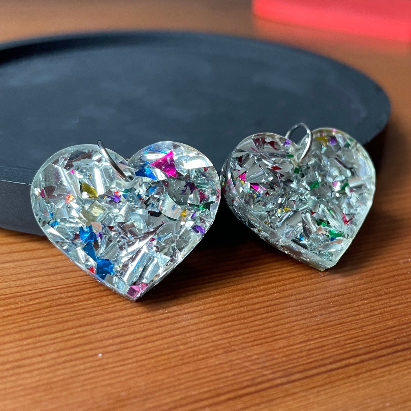 Petites boucles d'oreilles coeurs pendantes en acrylique à gros confettis argentés et multicolores
