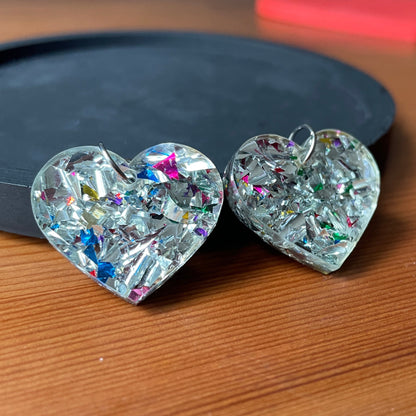 Petites boucles d'oreilles coeurs pendantes en acrylique à gros confettis argentés et multicolores