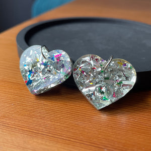 Petites boucles d'oreilles coeurs pendantes en acrylique à gros confettis argentés et multicolores