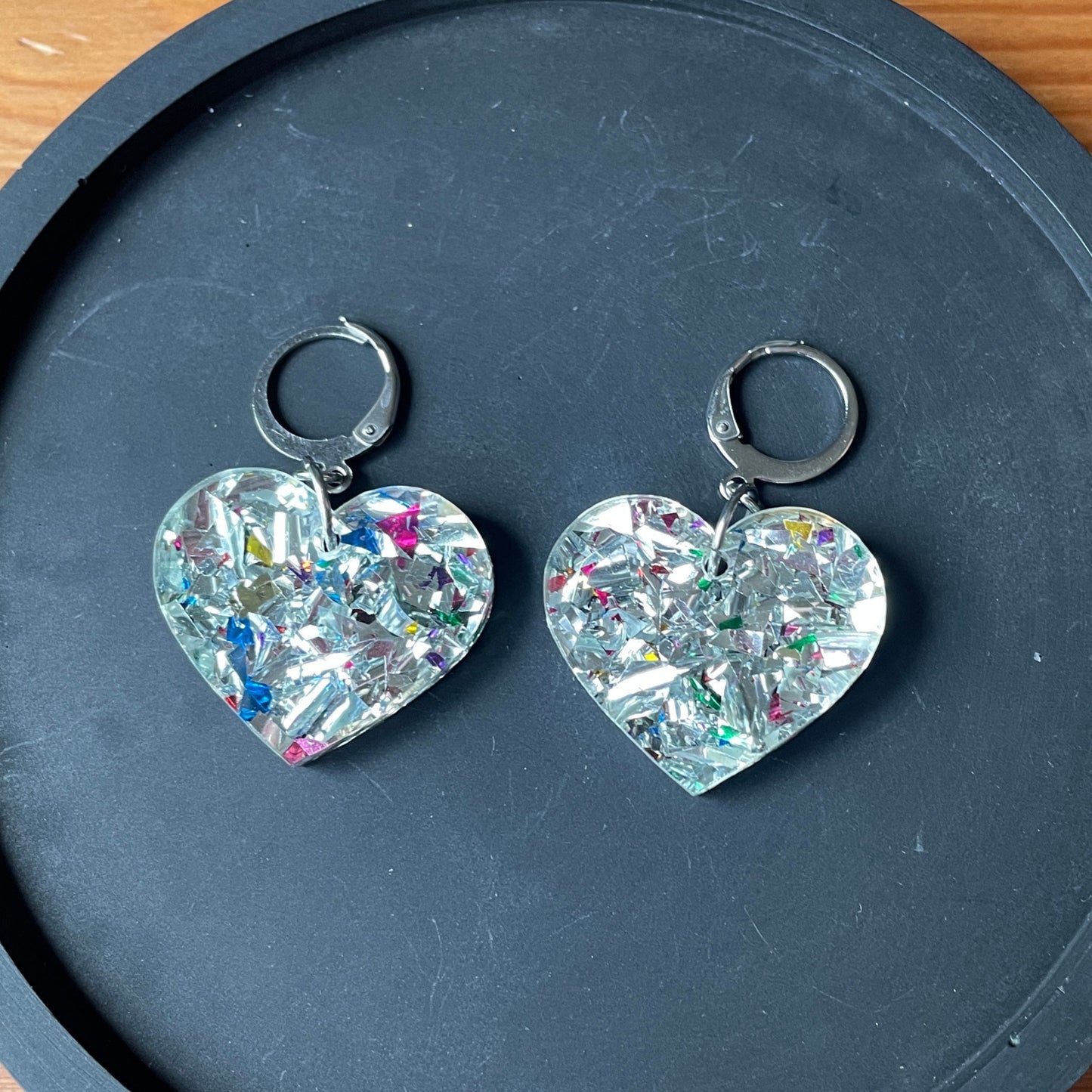 Petites boucles d'oreilles coeurs pendantes en acrylique à gros confettis argentés et multicolores