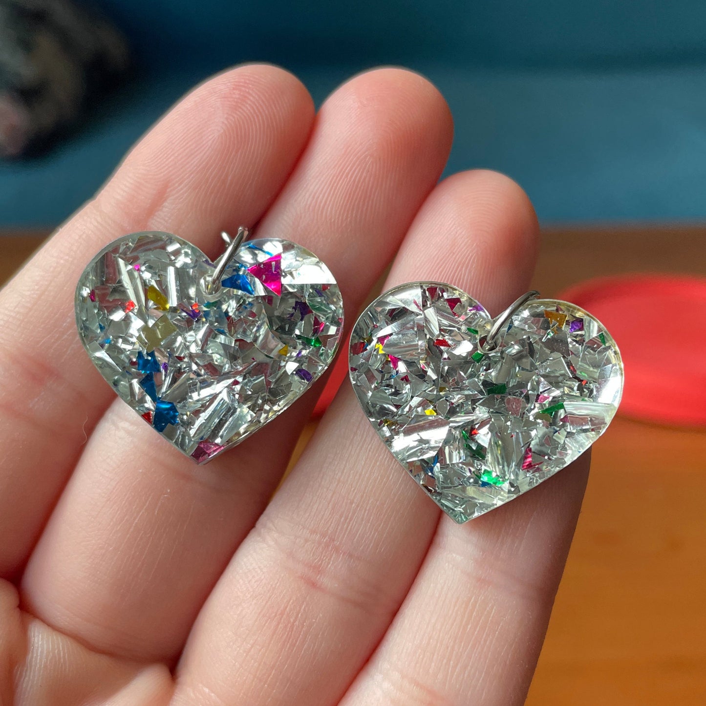 Petites boucles d'oreilles coeurs pendantes en acrylique à gros confettis argentés et multicolores