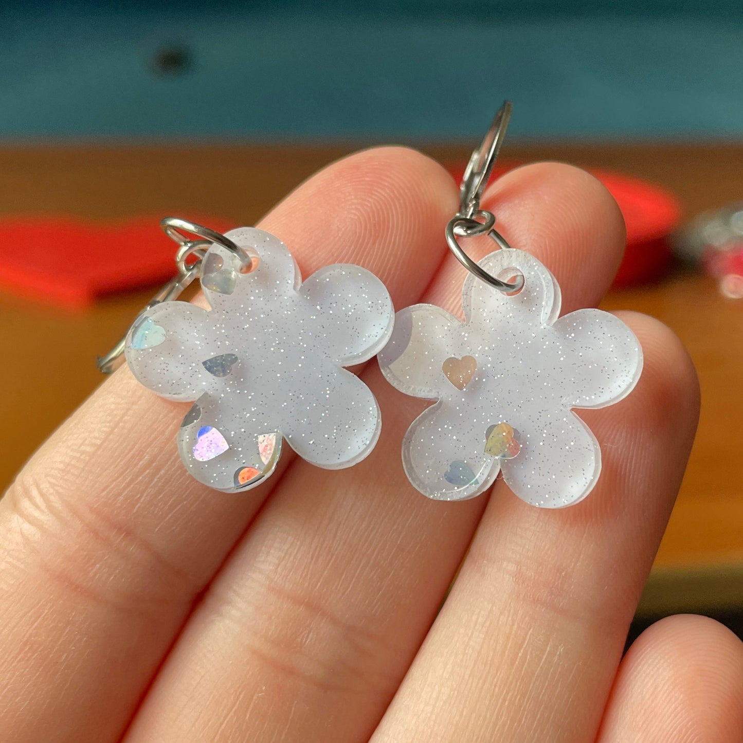 Petites boucles d'oreilles fleurs pendantes en acrylique japonaise bleue pâle avec des confettis coeurs