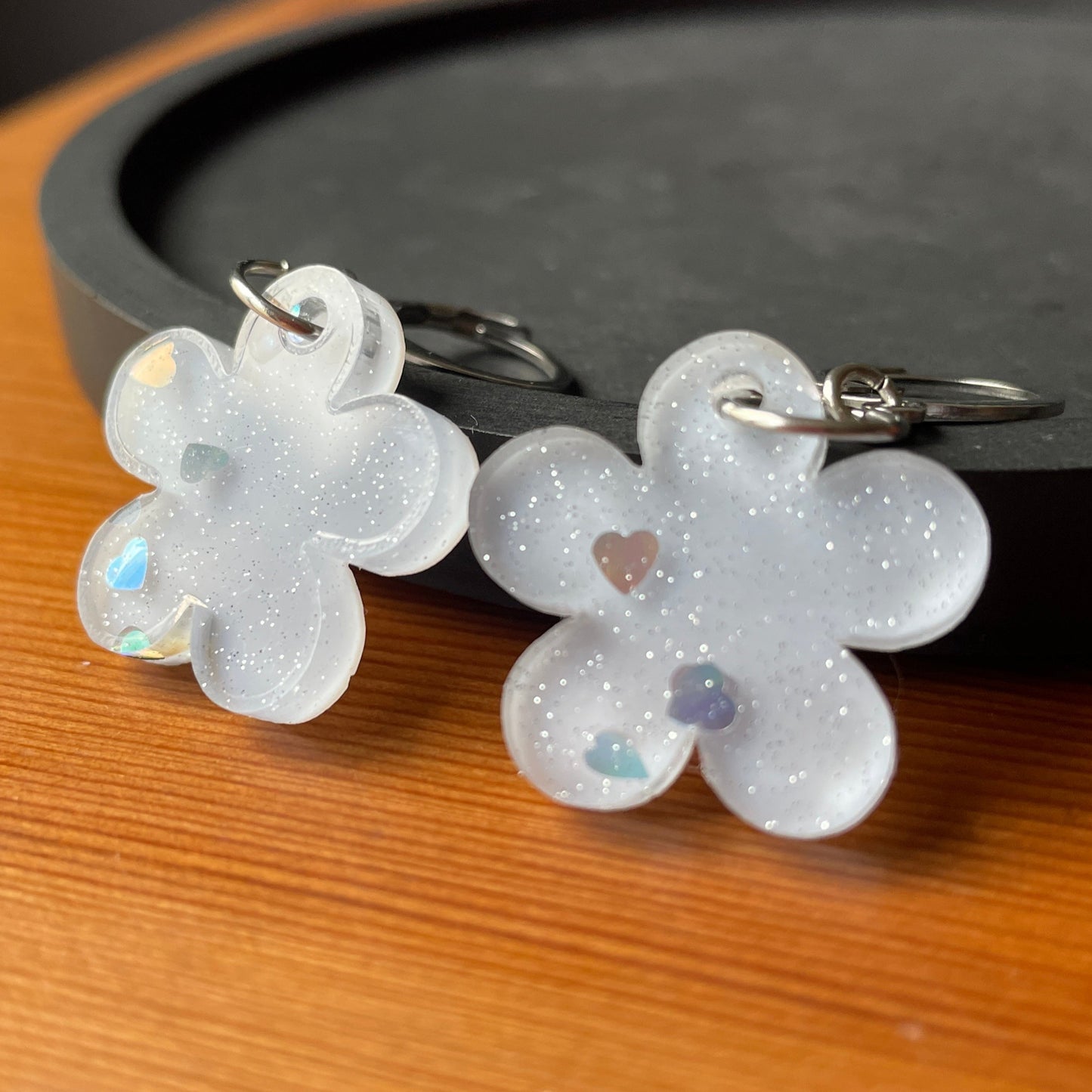Petites boucles d'oreilles fleurs pendantes en acrylique japonaise bleue pâle avec des confettis coeurs