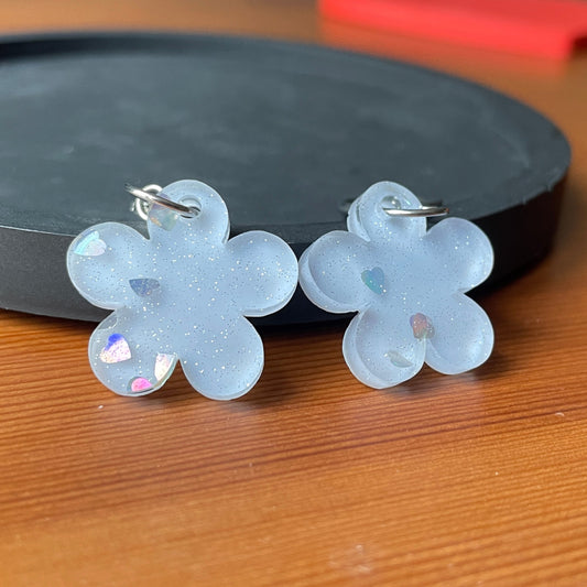 Petites boucles d'oreilles fleurs pendantes en acrylique japonaise bleue pâle avec des confettis coeurs
