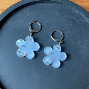 Petites boucles d'oreilles fleurs pendantes en acrylique japonaise bleue pâle avec des confettis coeurs