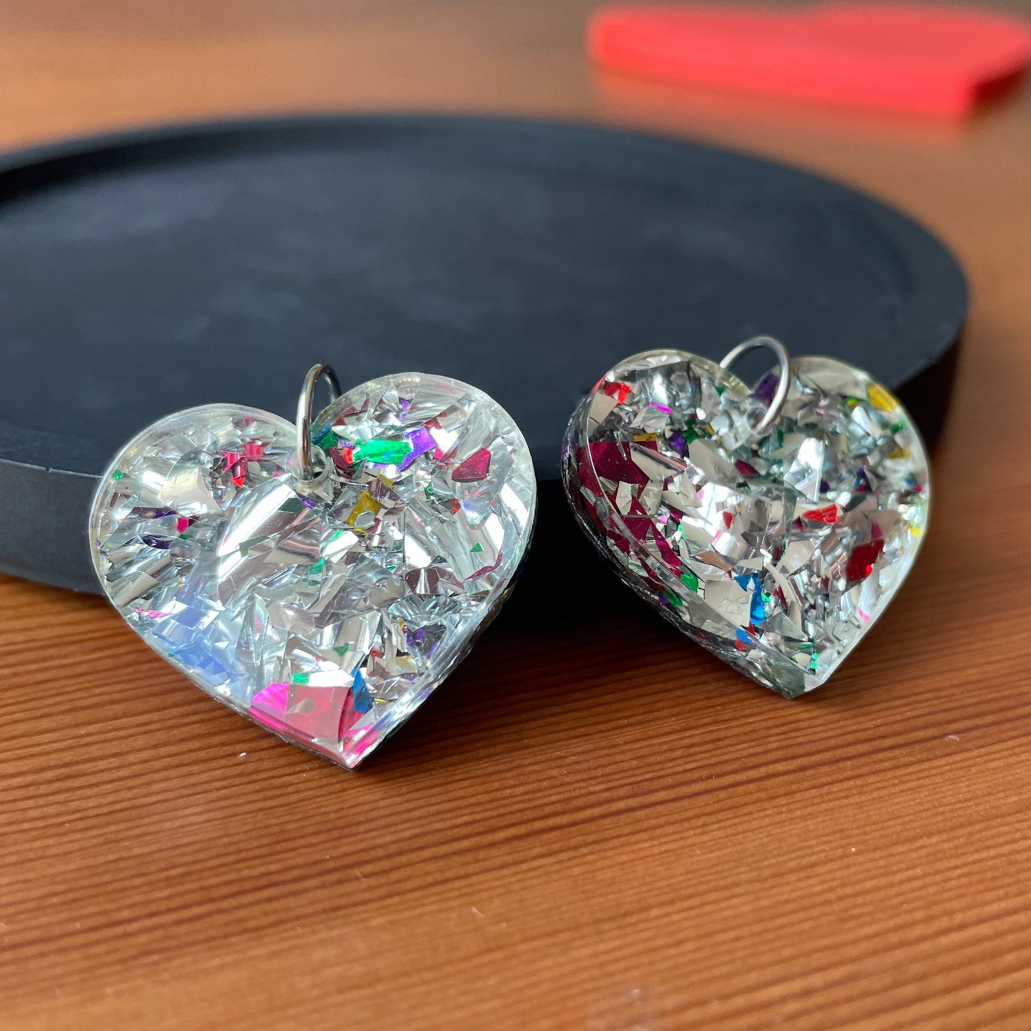 Petites boucles d'oreilles coeurs pendantes en acrylique à gros confettis argentés et multicolores