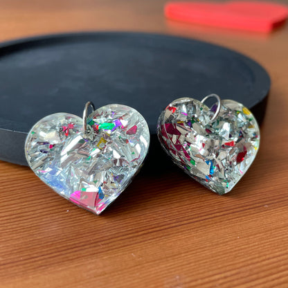 Petites boucles d'oreilles coeurs pendantes en acrylique à gros confettis argentés et multicolores