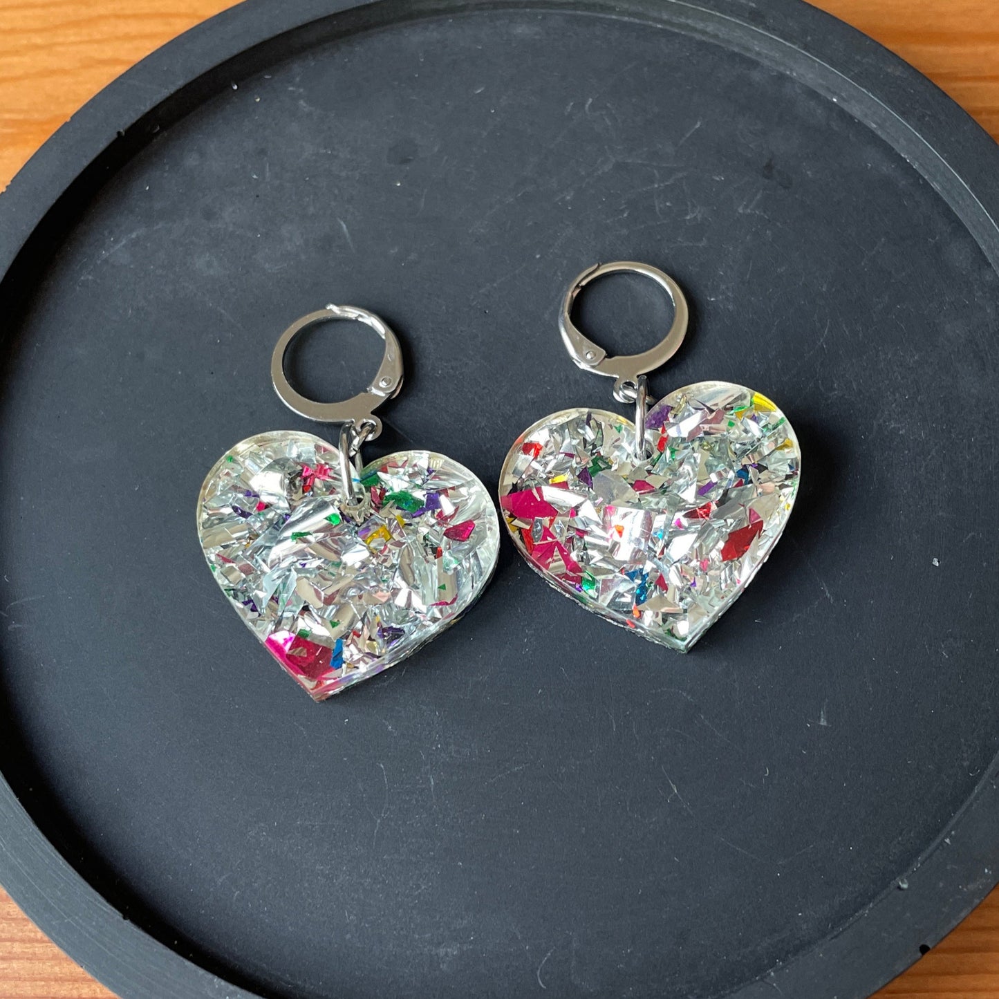 Petites boucles d'oreilles coeurs pendantes en acrylique à gros confettis argentés et multicolores