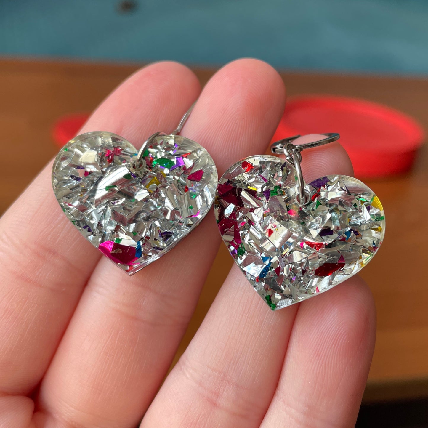 Petites boucles d'oreilles coeurs pendantes en acrylique à gros confettis argentés et multicolores