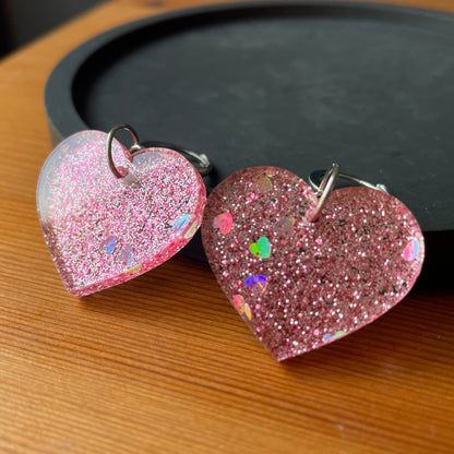 Petites boucles d'oreilles coeurs pendantes en acrylique pailletée rose avec des coeurs