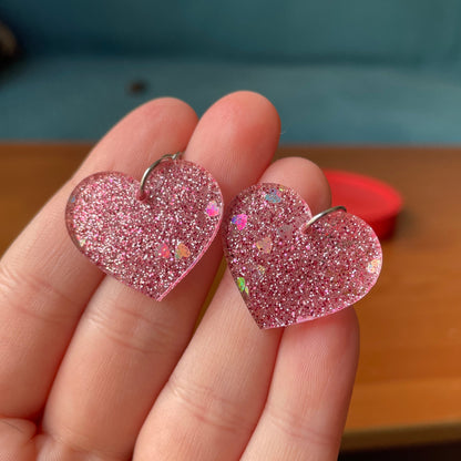 Petites boucles d'oreilles coeurs pendantes en acrylique pailletée rose avec des coeurs