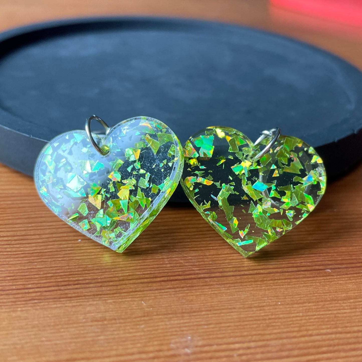Petites boucles d'oreilles coeurs pendantes en acrylique transparente avec des éclats de confettis jaunes/verts