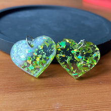 Charger l&#39;image dans la galerie, Petites boucles d&#39;oreilles coeurs pendantes en acrylique transparente avec des éclats de confettis jaunes/verts