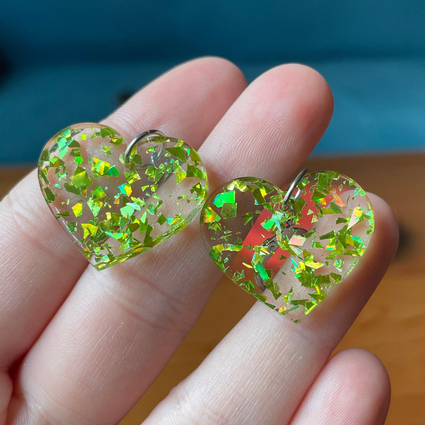 Petites boucles d'oreilles coeurs pendantes en acrylique transparente avec des éclats de confettis jaunes/verts