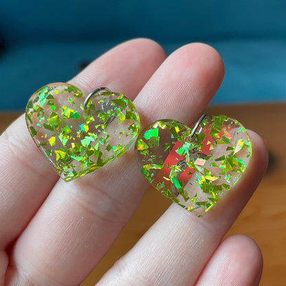 Petites boucles d'oreilles coeurs pendantes en acrylique transparente avec des éclats de confettis jaunes/verts