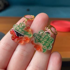 Petites boucles d'oreilles fleurs pendantes en acrylique japonaise avec du tissu multicolore