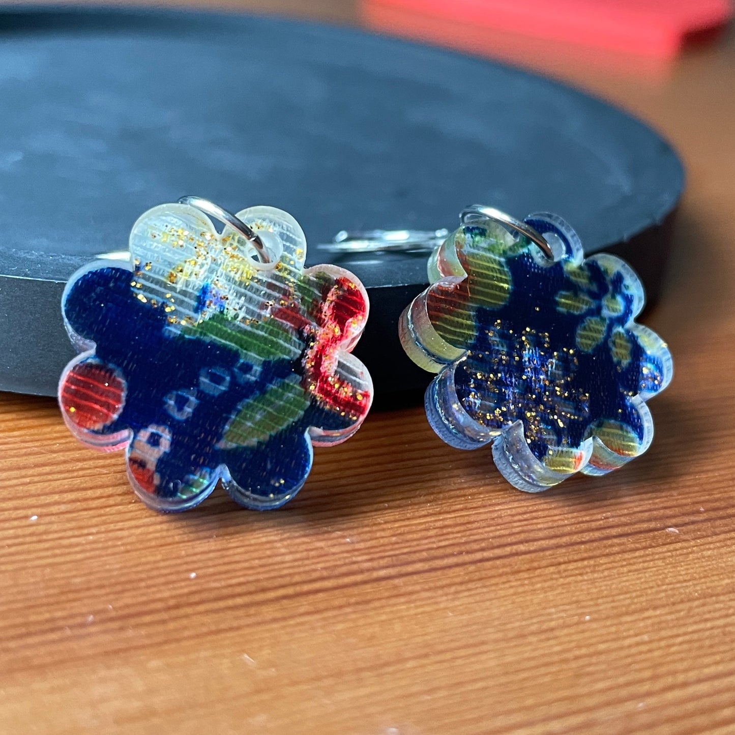 Petites boucles d'oreilles fleurs pendantes en acrylique japonaise avec du tissu bleu et rouge