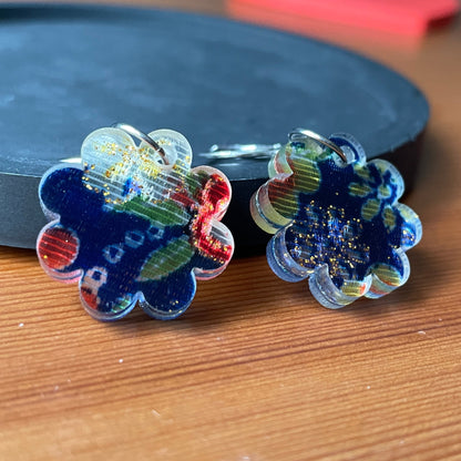 Petites boucles d'oreilles fleurs pendantes en acrylique japonaise avec du tissu bleu et rouge