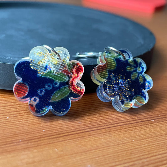 Petites boucles d'oreilles fleurs pendantes en acrylique japonaise avec du tissu bleu et rouge