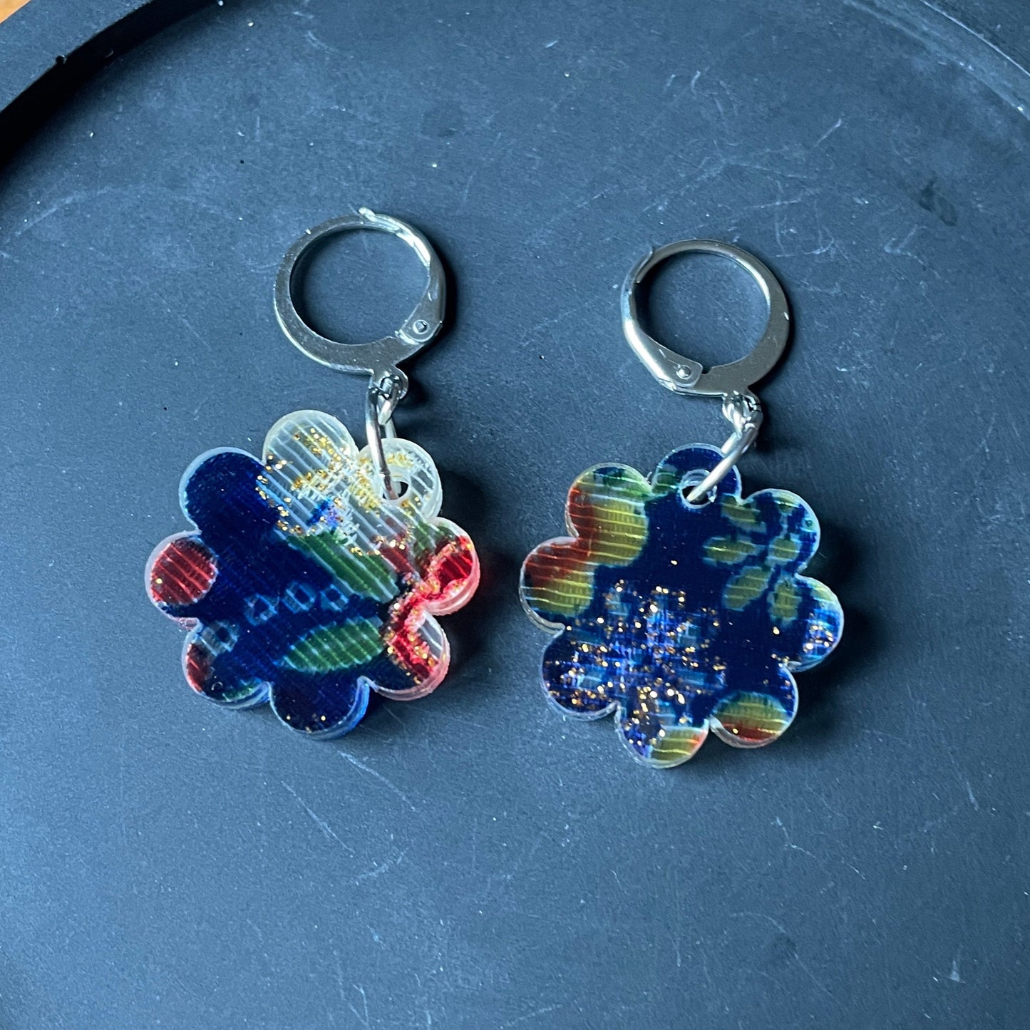 Petites boucles d'oreilles fleurs pendantes en acrylique japonaise avec du tissu bleu et rouge
