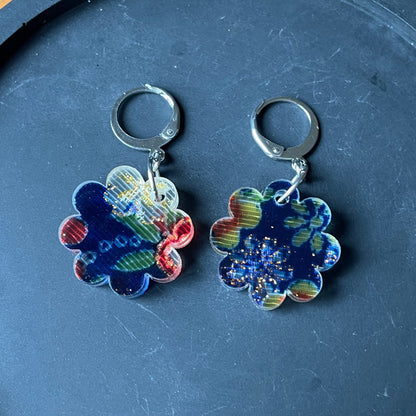 Petites boucles d'oreilles fleurs pendantes en acrylique japonaise avec du tissu bleu et rouge