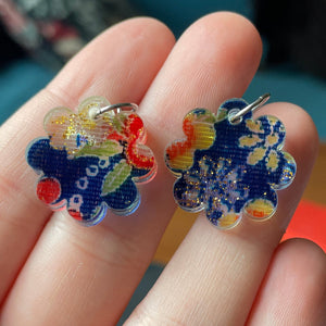 Petites boucles d'oreilles fleurs pendantes en acrylique japonaise avec du tissu bleu et rouge
