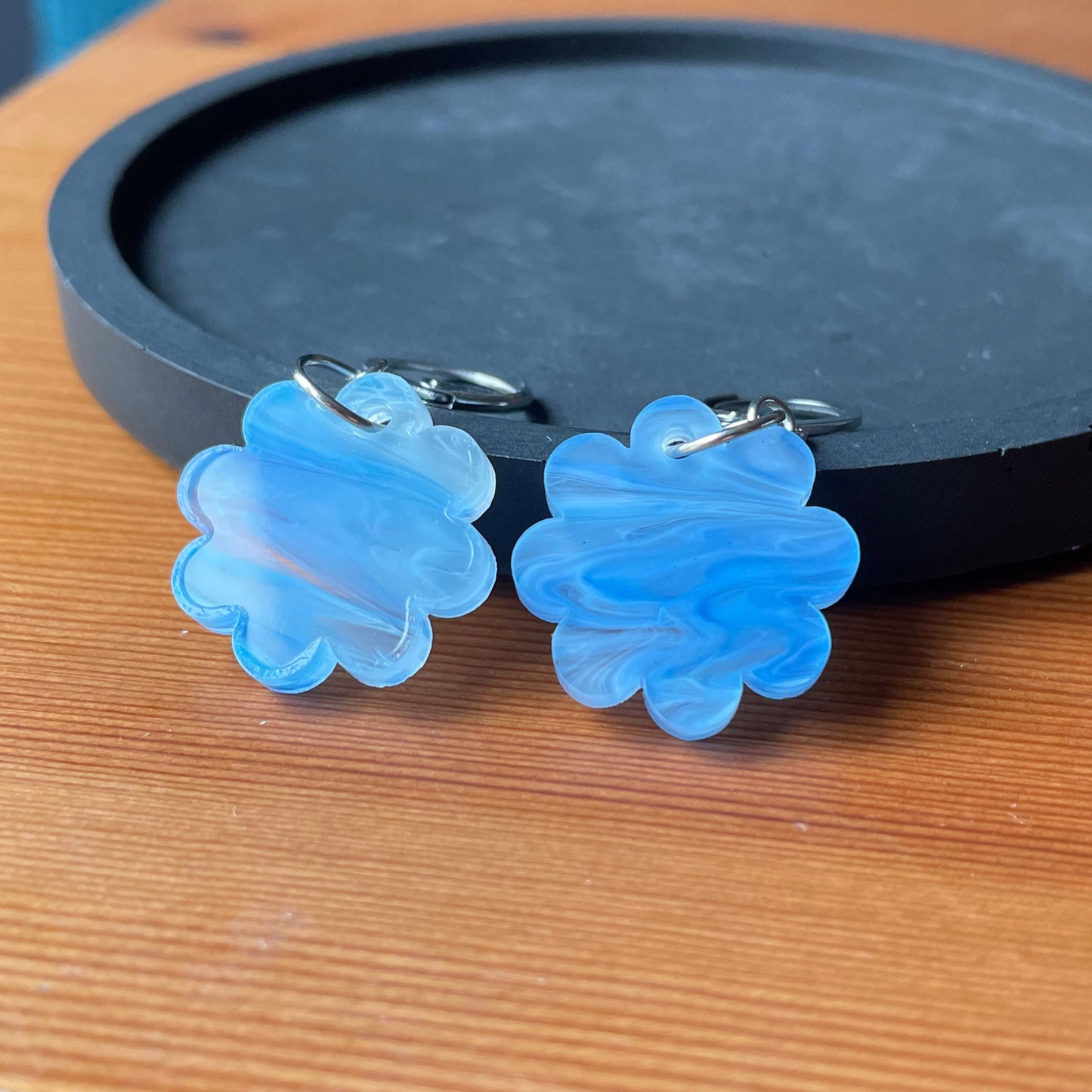 Petites boucles d'oreilles fleurs pendantes en acrylique japonaise marbrée bleue et blanche