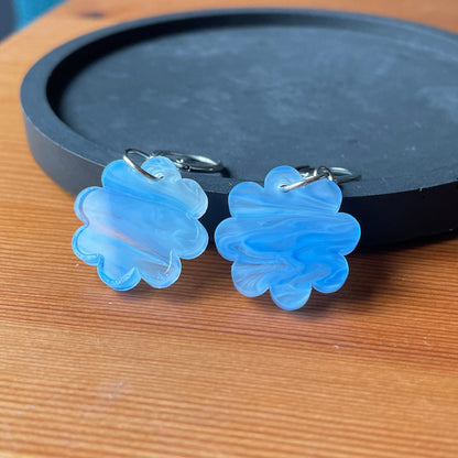 Petites boucles d'oreilles fleurs pendantes en acrylique japonaise marbrée bleue et blanche