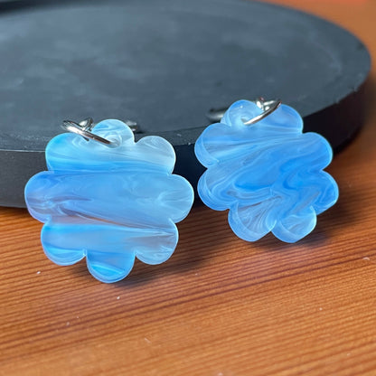 Petites boucles d'oreilles fleurs pendantes en acrylique japonaise marbrée bleue et blanche