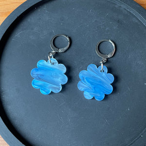 Petites boucles d'oreilles fleurs pendantes en acrylique japonaise marbrée bleue et blanche