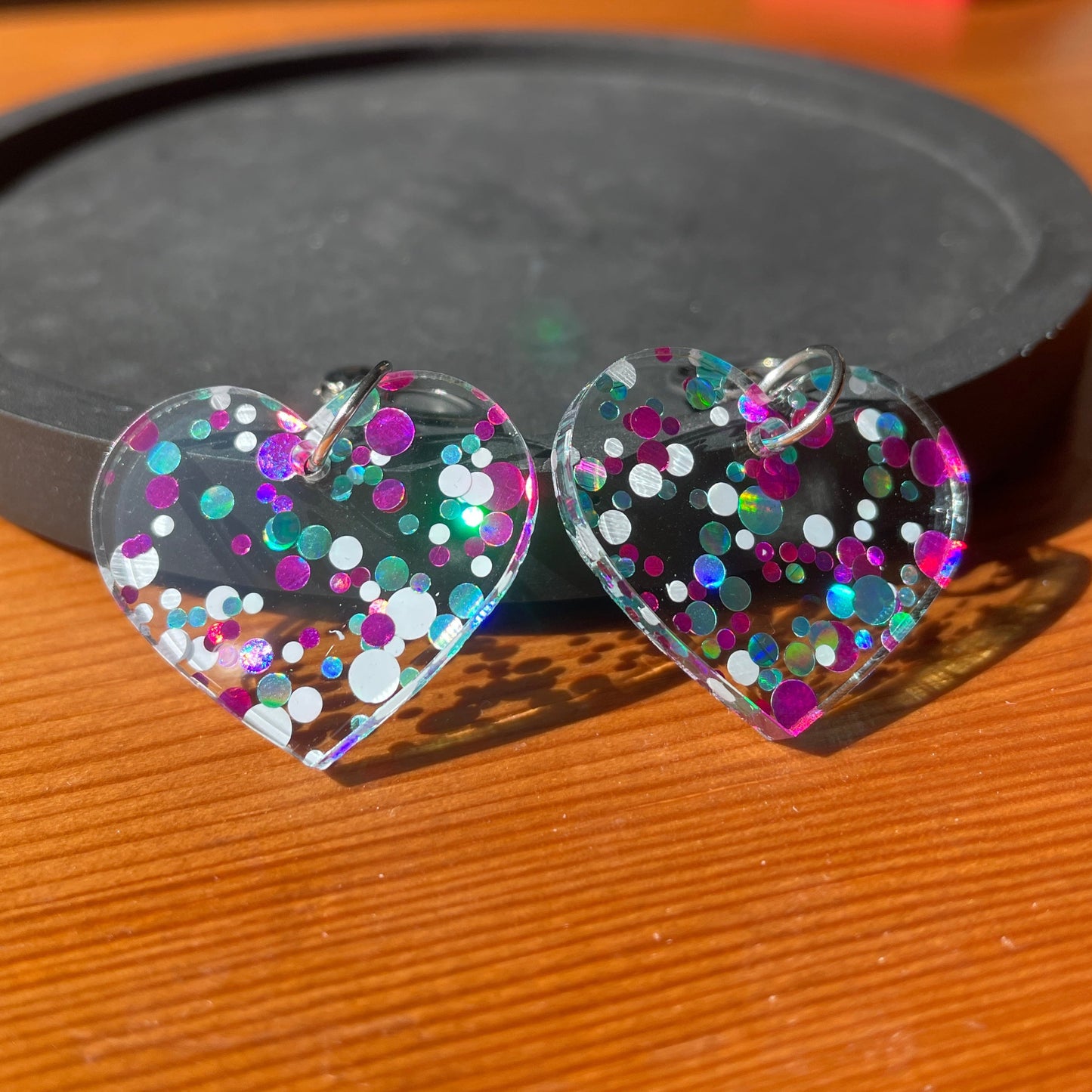Petites boucles d'oreilles coeurs pendantes en acrylique à pois bleus, blancs et roses