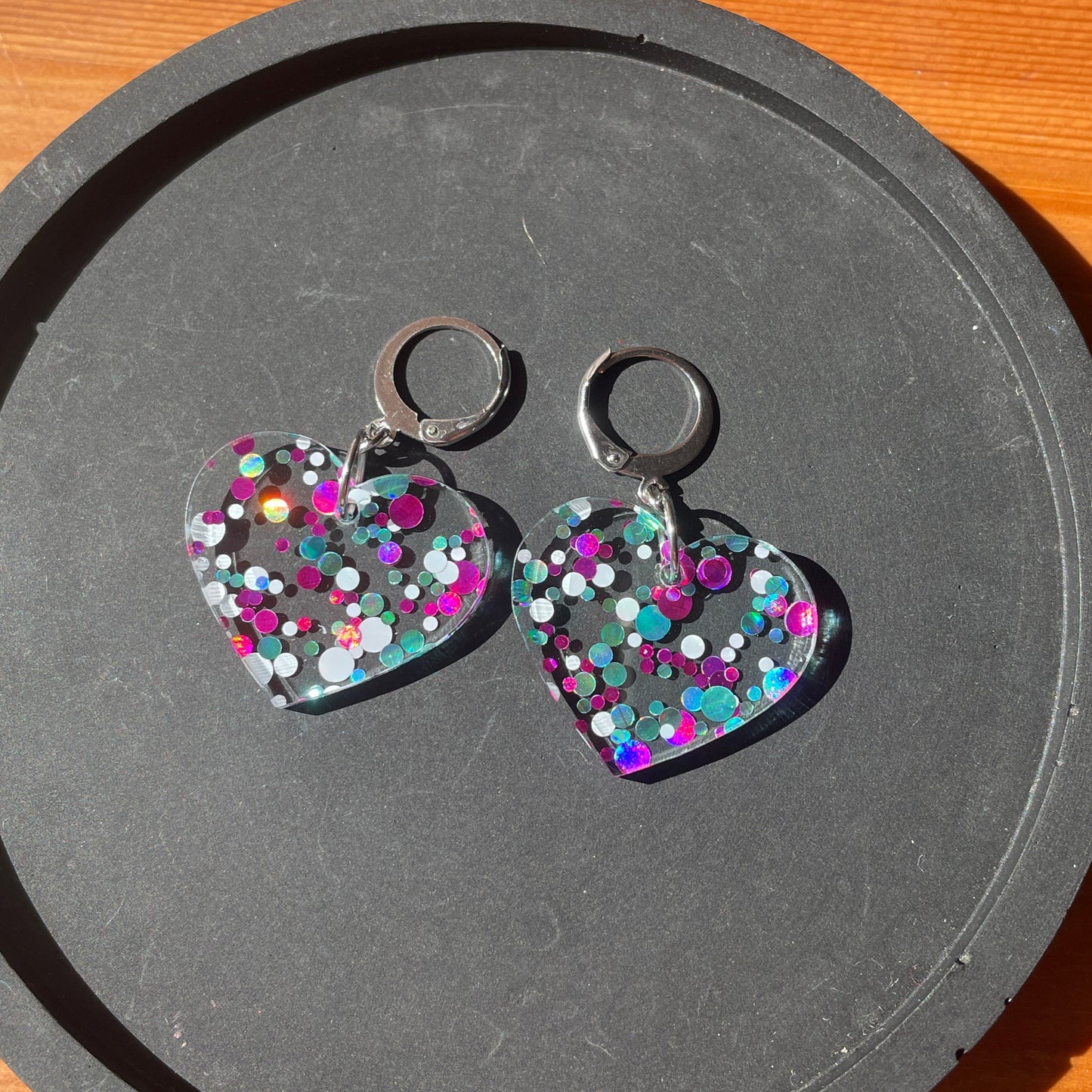 Petites boucles d'oreilles coeurs pendantes en acrylique à pois bleus, blancs et roses