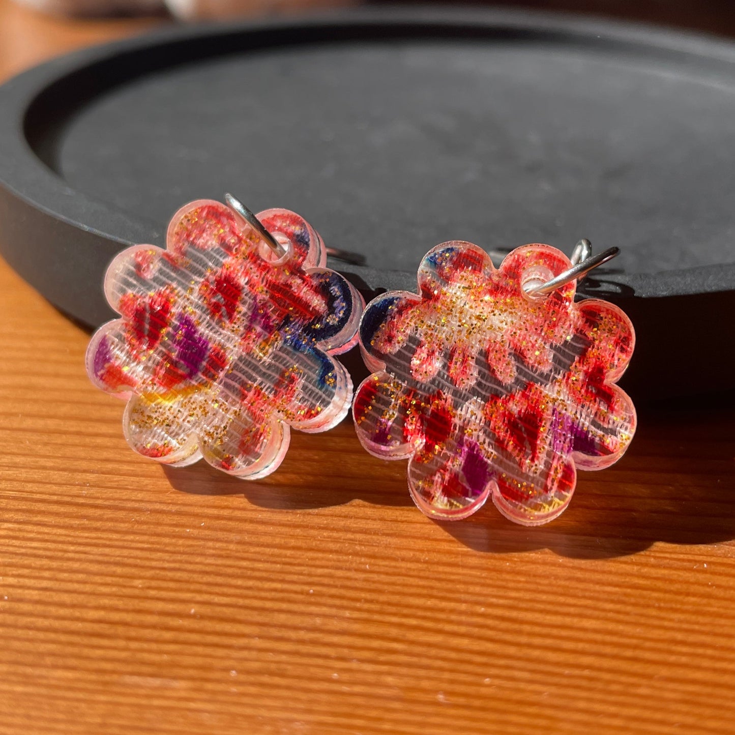 Petites boucles d'oreilles fleurs pendantes en acrylique japonaise avec du tissu bleu et rouge