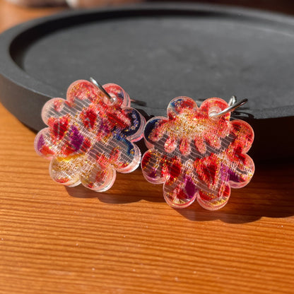 Petites boucles d'oreilles fleurs pendantes en acrylique japonaise avec du tissu bleu et rouge