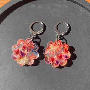 Petites boucles d'oreilles fleurs pendantes en acrylique japonaise avec du tissu bleu et rouge