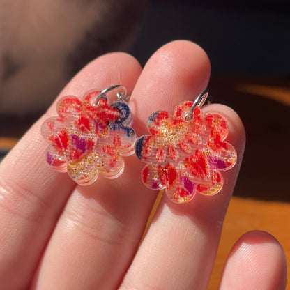 Petites boucles d'oreilles fleurs pendantes en acrylique japonaise avec du tissu bleu et rouge