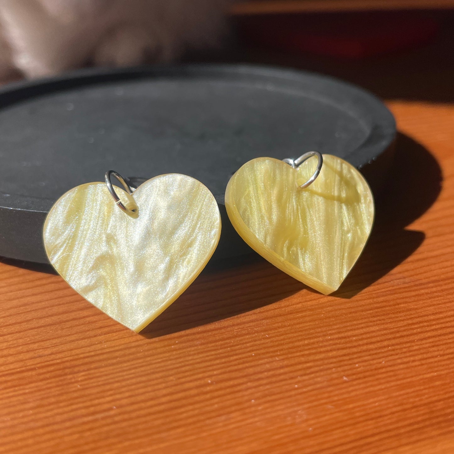 Petites boucles d'oreilles coeurs pendantes en acrylique marbrée jaune