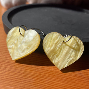Petites boucles d'oreilles coeurs pendantes en acrylique marbrée jaune