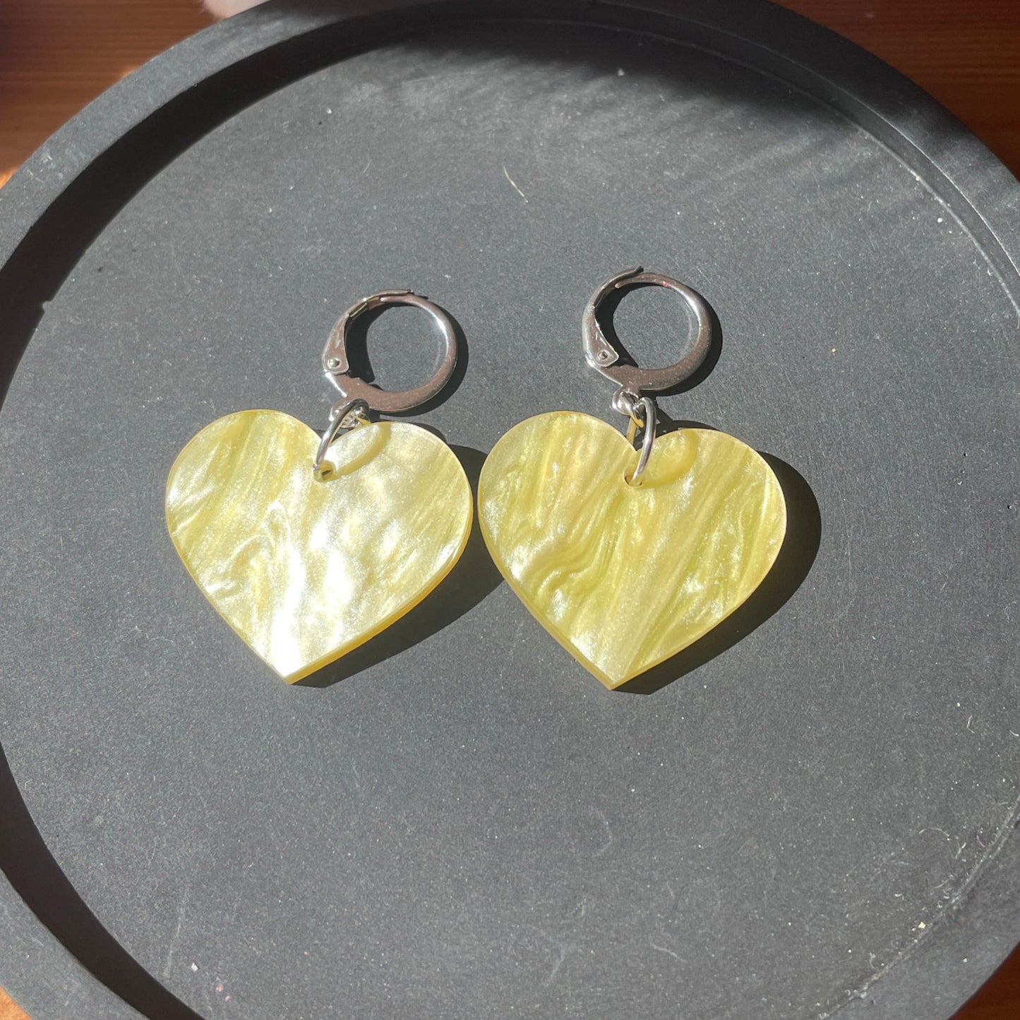 Petites boucles d'oreilles coeurs pendantes en acrylique marbrée jaune