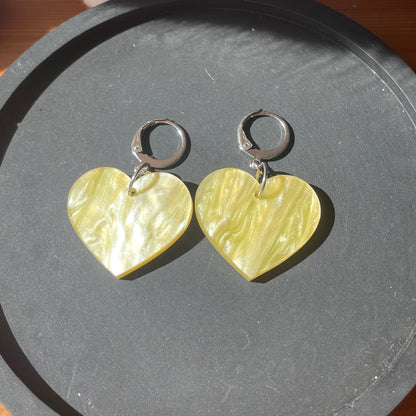 Petites boucles d'oreilles coeurs pendantes en acrylique marbrée jaune