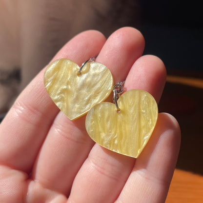 Petites boucles d'oreilles coeurs pendantes en acrylique marbrée jaune