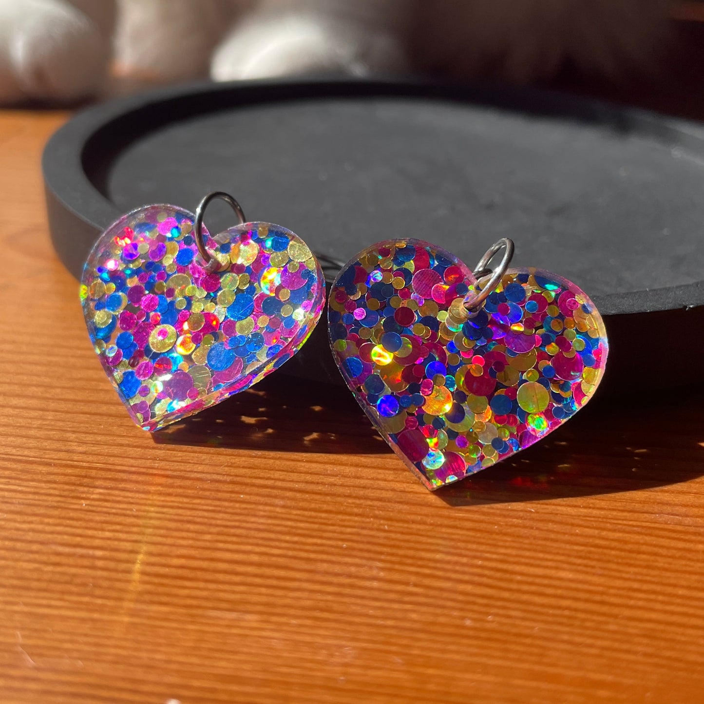 Petites boucles d'oreilles coeurs pendantes en acrylique à pois bleus, jaunes et roses